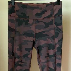 🍋🍋Lululemon🍋🍋 fast and free running tights red black camo. Size 6.